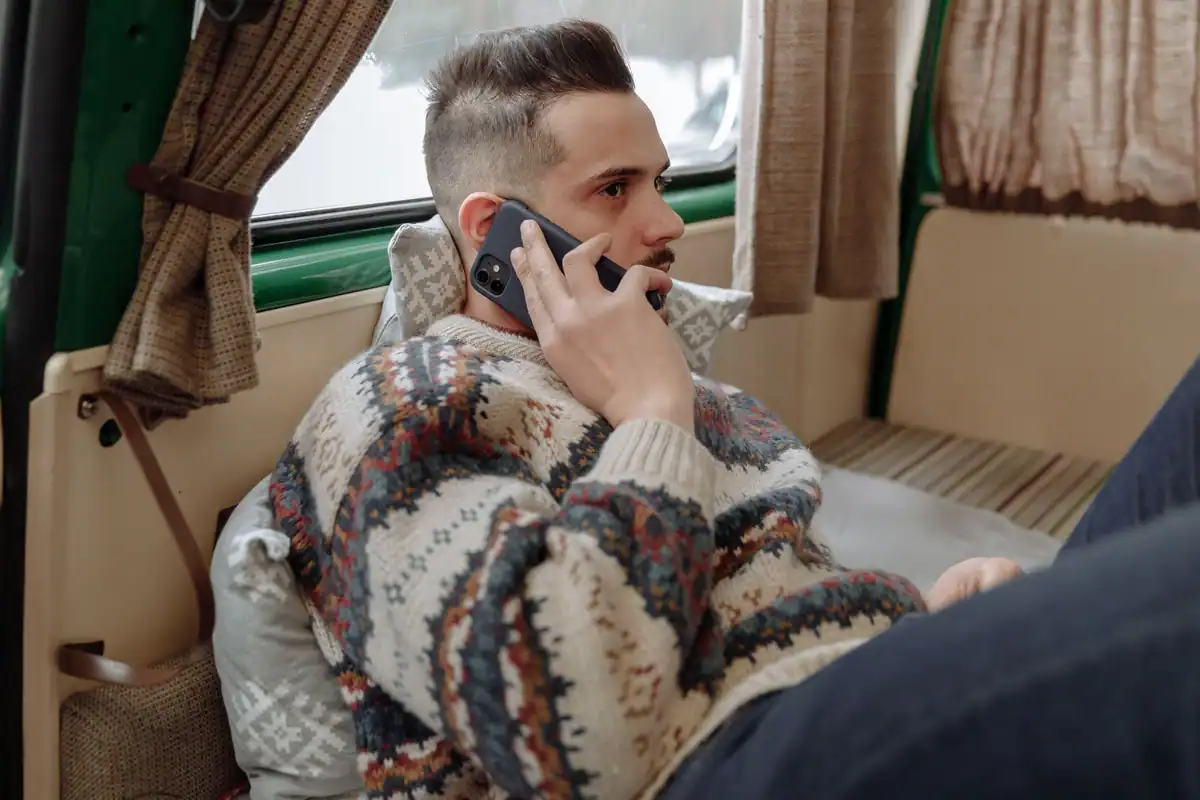 Bărbat care vorbește la telefon acasă, atent la ce i se cere