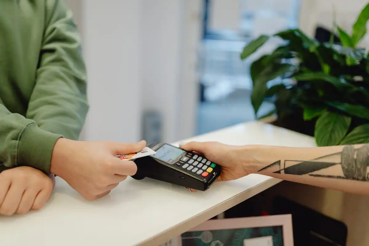Plată contactless cu un card bancar apropiat de terminal