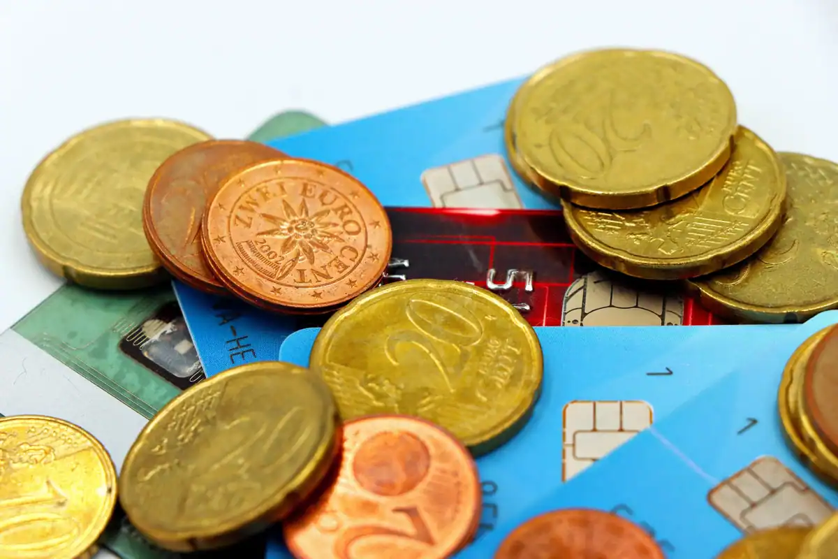 Monede euro și carduri bancare, simbol al plăților zilnice