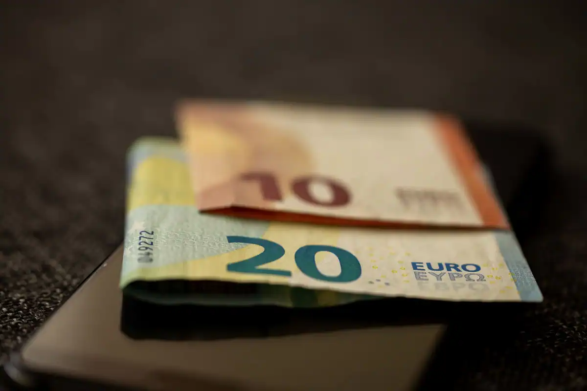 Bancnote euro așezate pe un telefon mobil