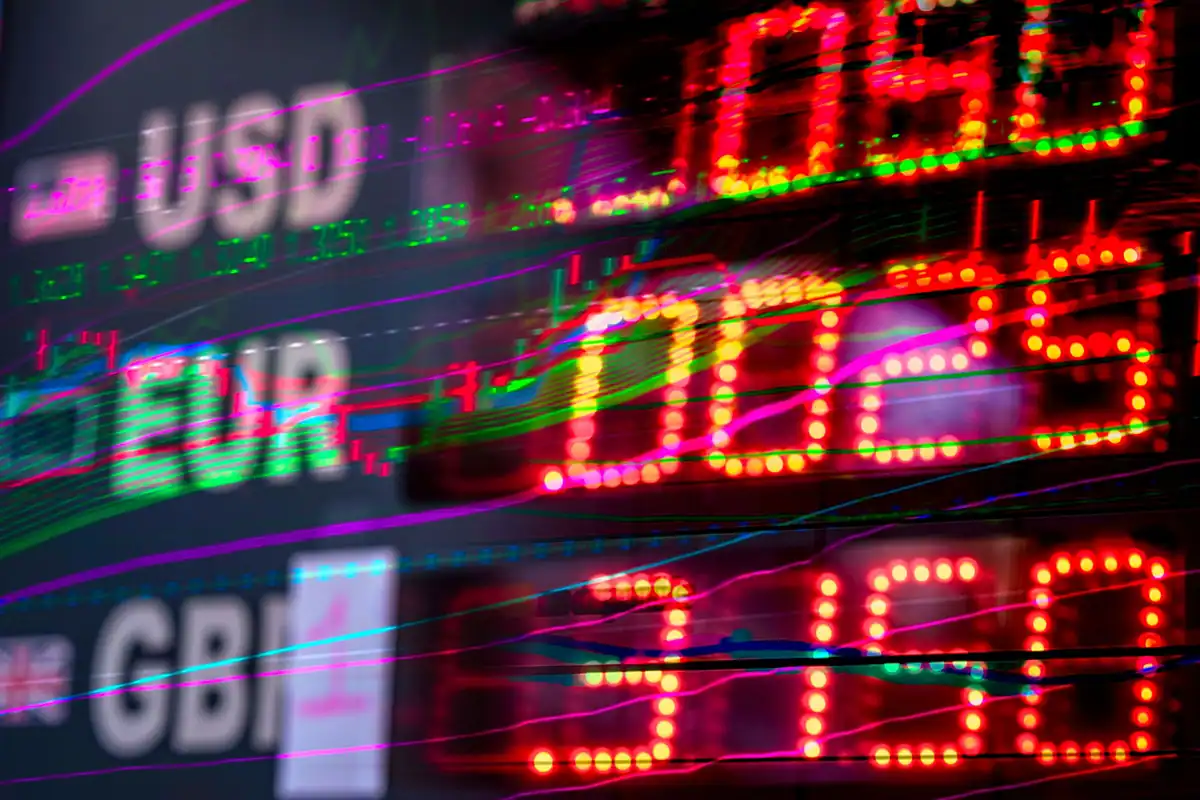 Panou cu cursurile de schimb pentru dolar, euro și liră