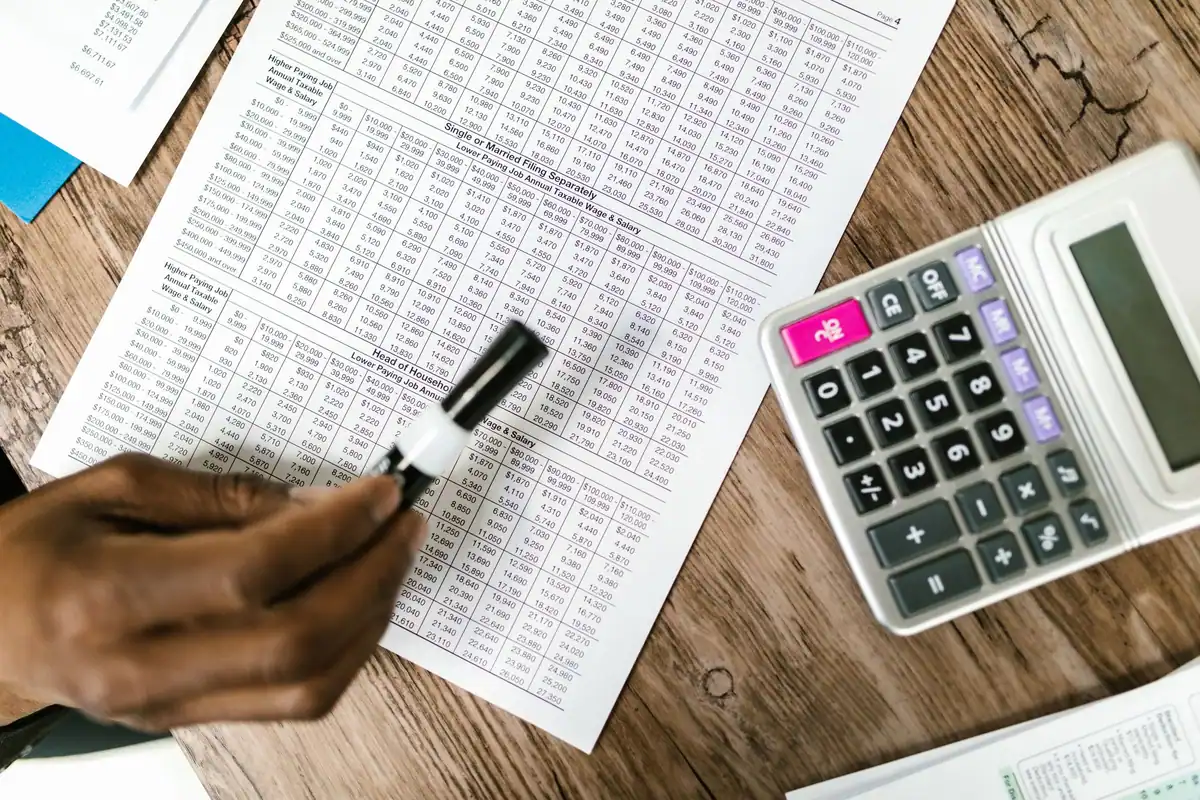 Documente și calculator pe o masă de lemn, analiză financiară