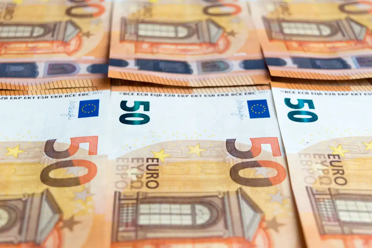 Teanc de bancnote de 50 de euro, fotografiat de aproape