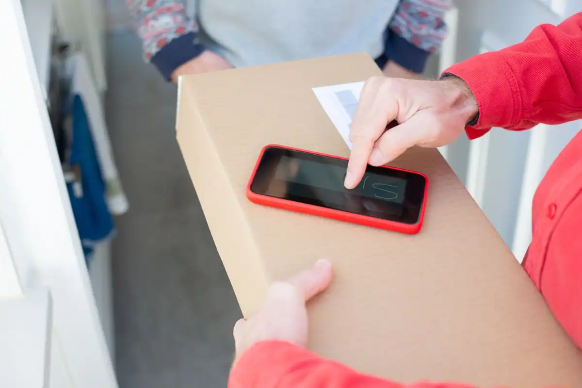 Confirmarea primirii unui colet pe telefonul curierului