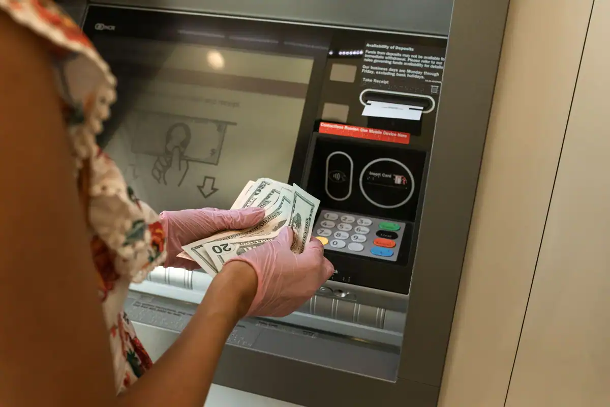 Retragere de numerar de la un bancomat