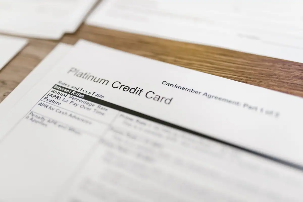 Contract pentru un card bancar pe un birou de lemn