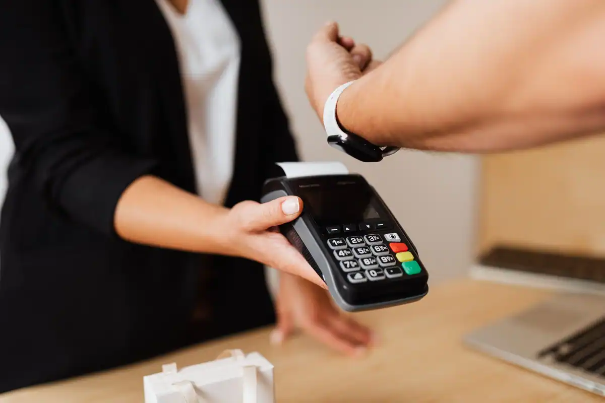 Plată contactless cu un ceas inteligent la terminal
