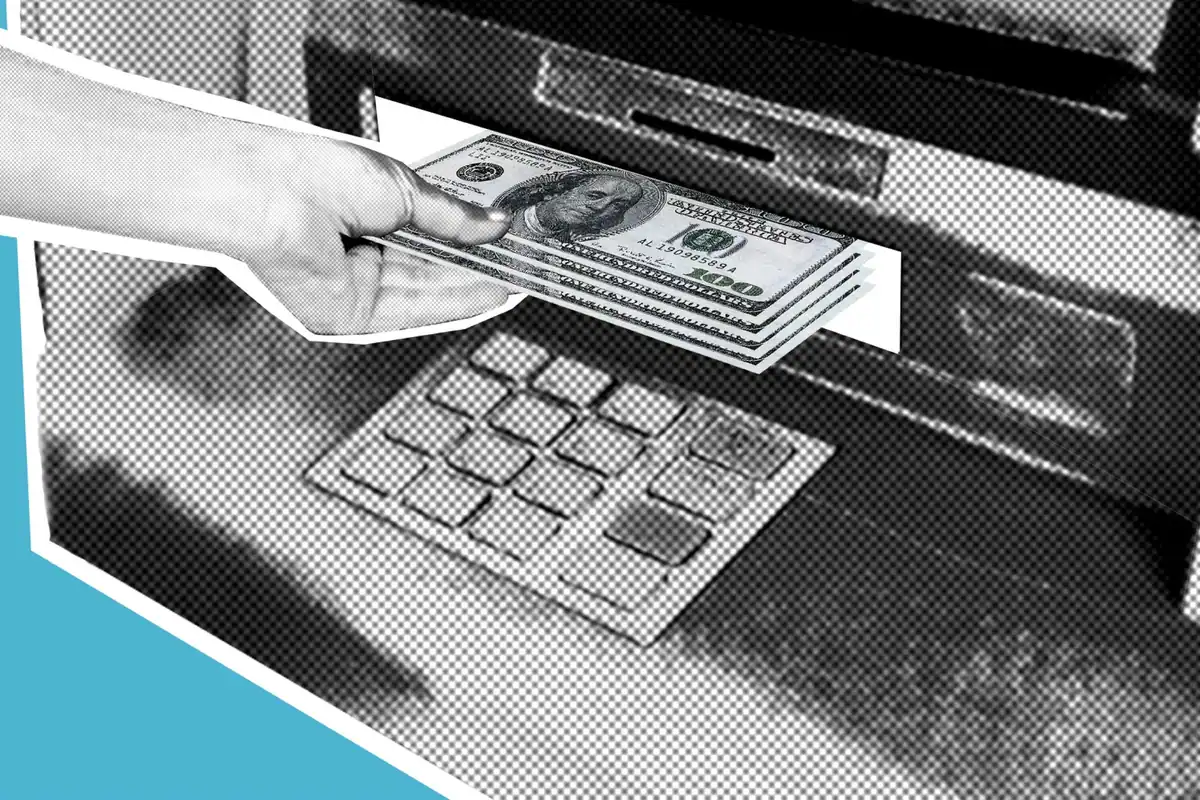 Ilustrație din carton cu o mână care scoate bancnote dintr-un bancomat
