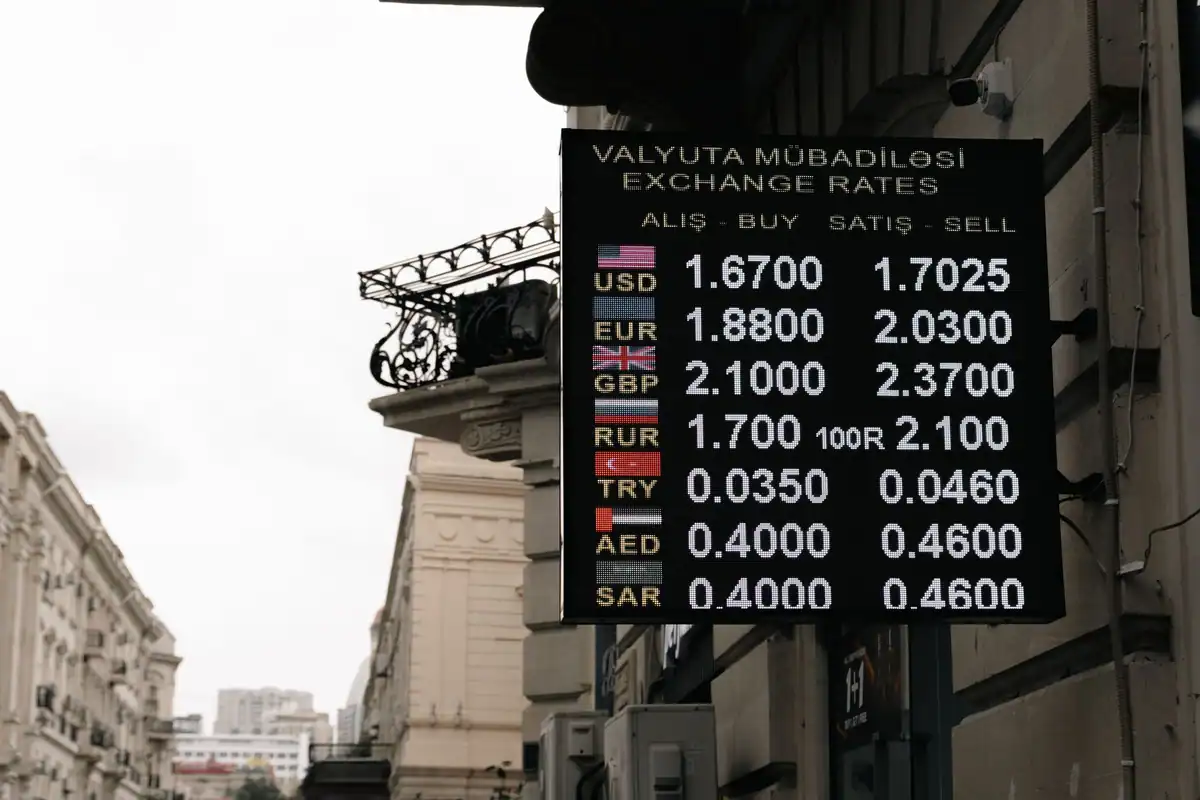Panou cu cursurile de schimb valutar pe o stradă