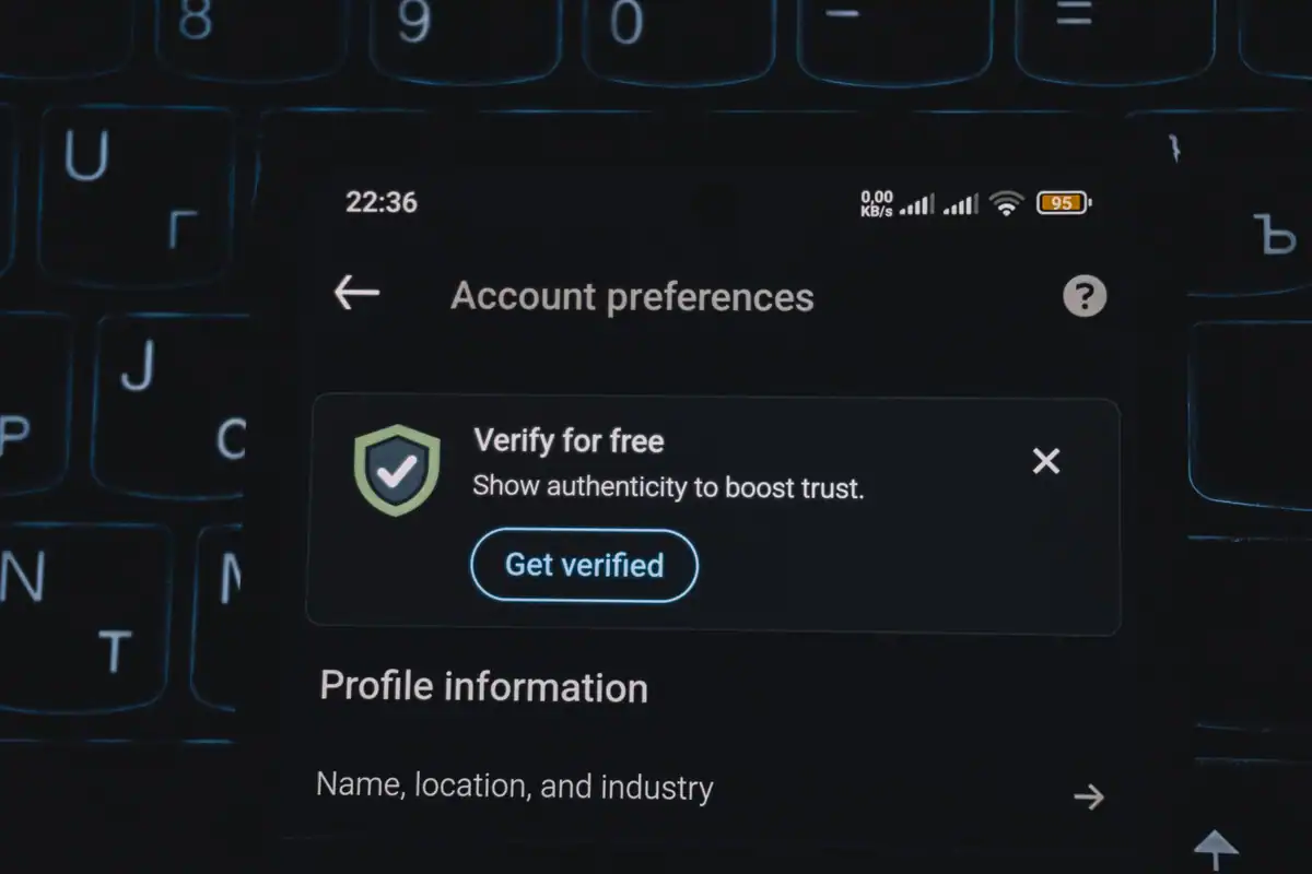 Ecran de telefon cu o alertă de verificare a contului