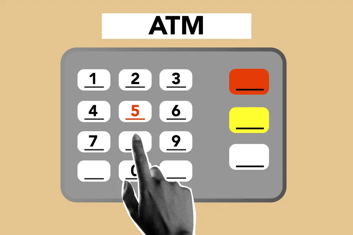 Persoană care își tastează codul PIN la bancomat, acoperind tastatura
