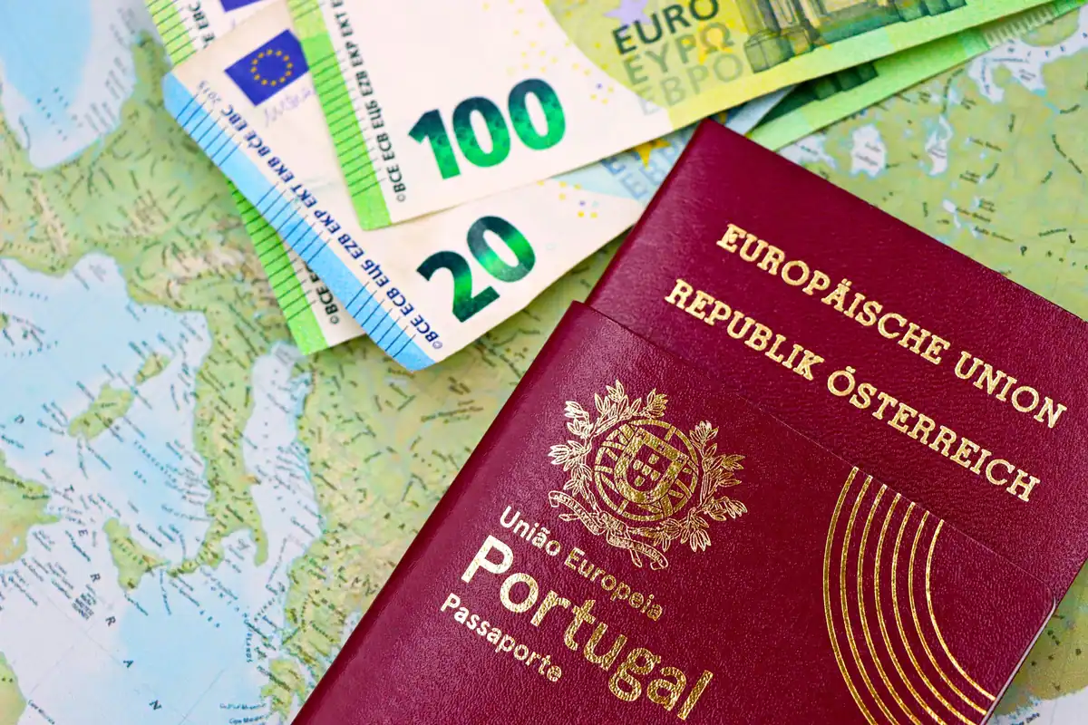 Pașapoarte și bancnote euro pe o hartă a Europei