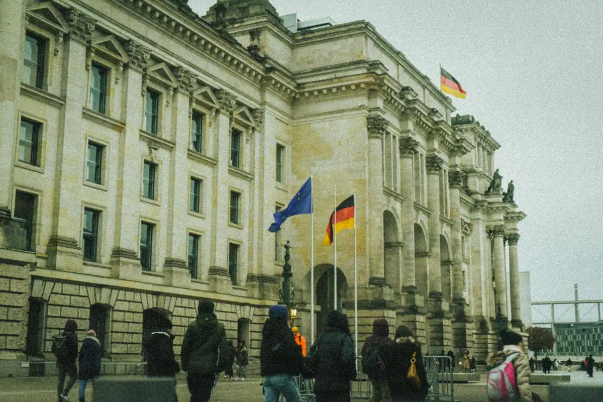 Clădire istorică din Europa cu steaguri arborate, într-o zi de toamnă