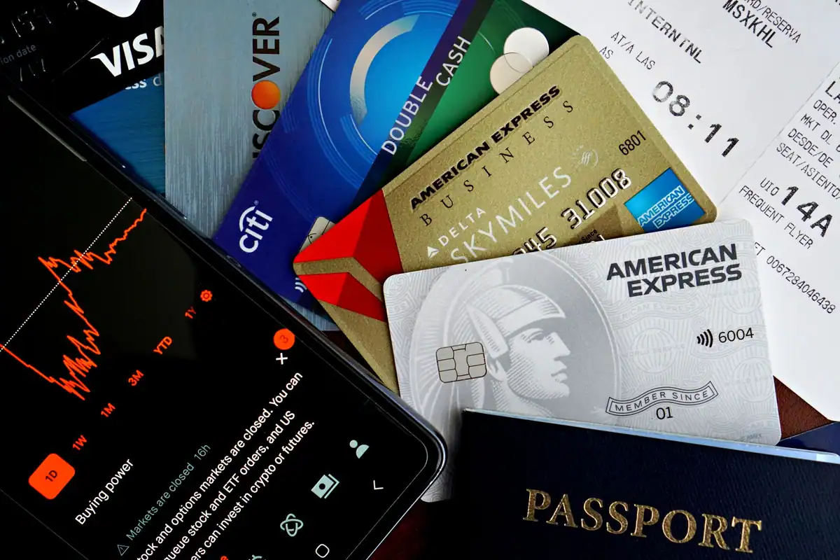 Carduri, pașaport și telefon pe masă, documentele de verificat după o fraudă